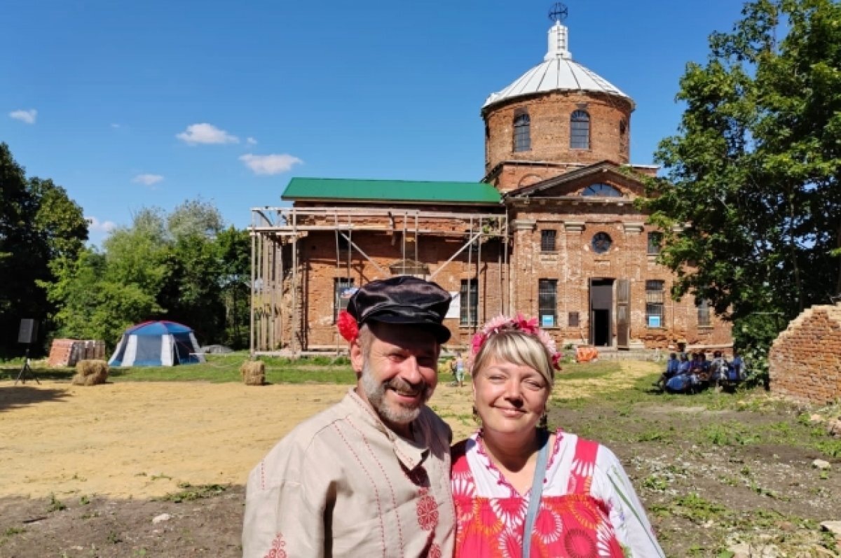 Долгие годы в нашей стране строили дороги, но разрушали храмы. Сегодня поруганные святыни понемногу обретают былое величие благодаря усердным трудам небезразличных людей. К примеру, таких, как нынешний гость проекта «Ровесники века» Владимир Тишкин – военврач на пенсии, восстанавливающий храм великомученицы Екатерины в поселке Грибоедово Куркинского района Тульской области.

