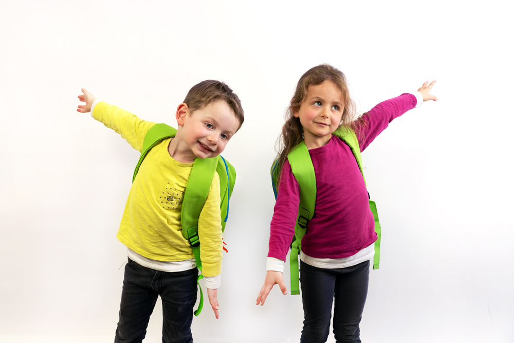 Дети качаются из стороны в сторону, подражая медведю, при этом подключив руки, и параллельно говорят по-английски.