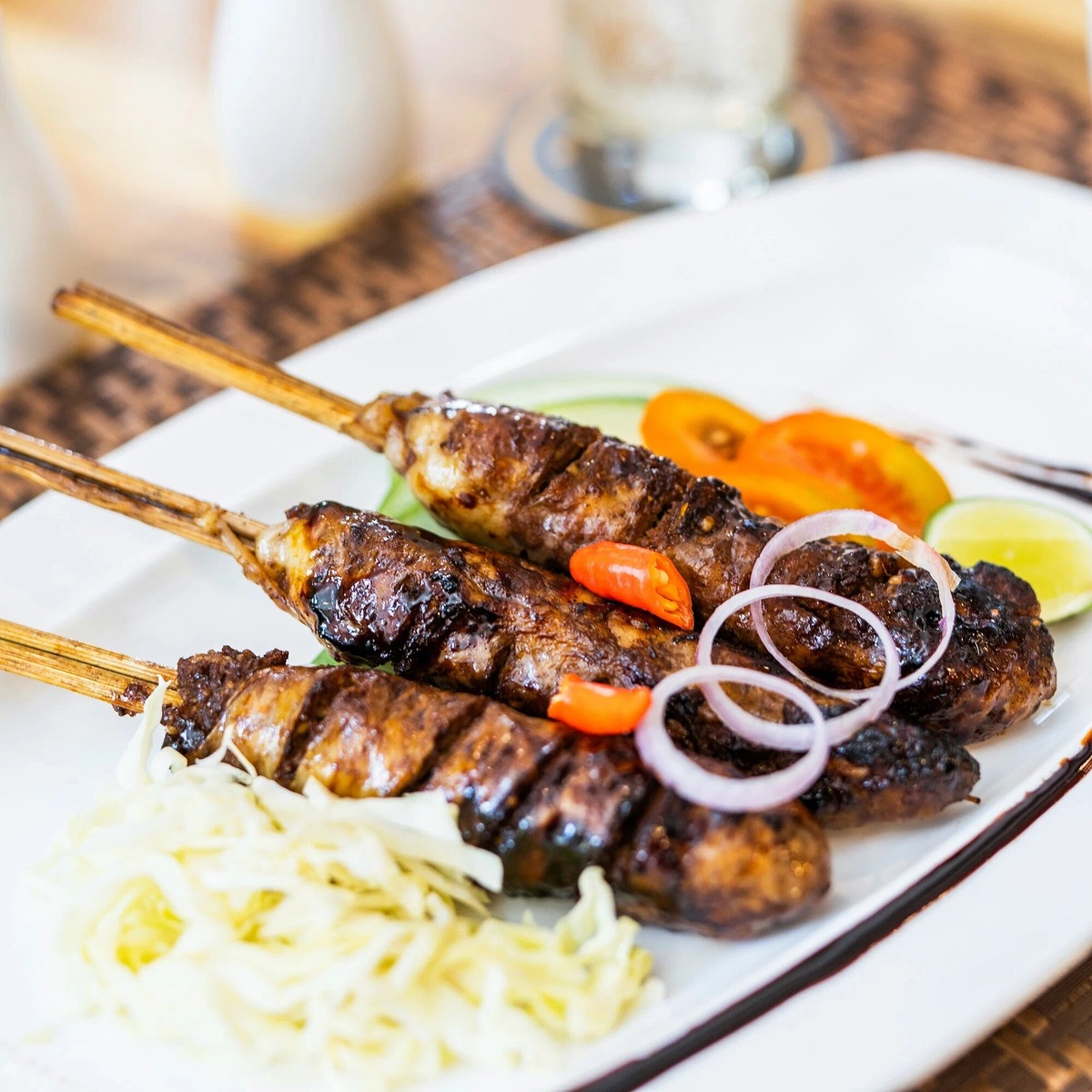 Кебаб подают с помидорами и зеленью, а также с соусом и лепёшкой (питой) или лавашом. Фото: Febrian Zakaria / Unsplash