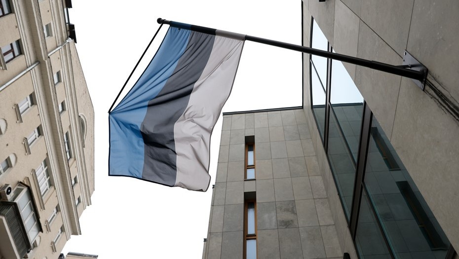    Государственный флаг на здании посольства Эстонии в Москве. Автор фото: Артём Геодакян / ТАСС