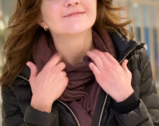 Нашла одно единственное фото, на котором чуть-чуть видно то, что было у меня спереди. Тут все можно понять даже по цвету  - улыбаться во весь рот явно не стоит))