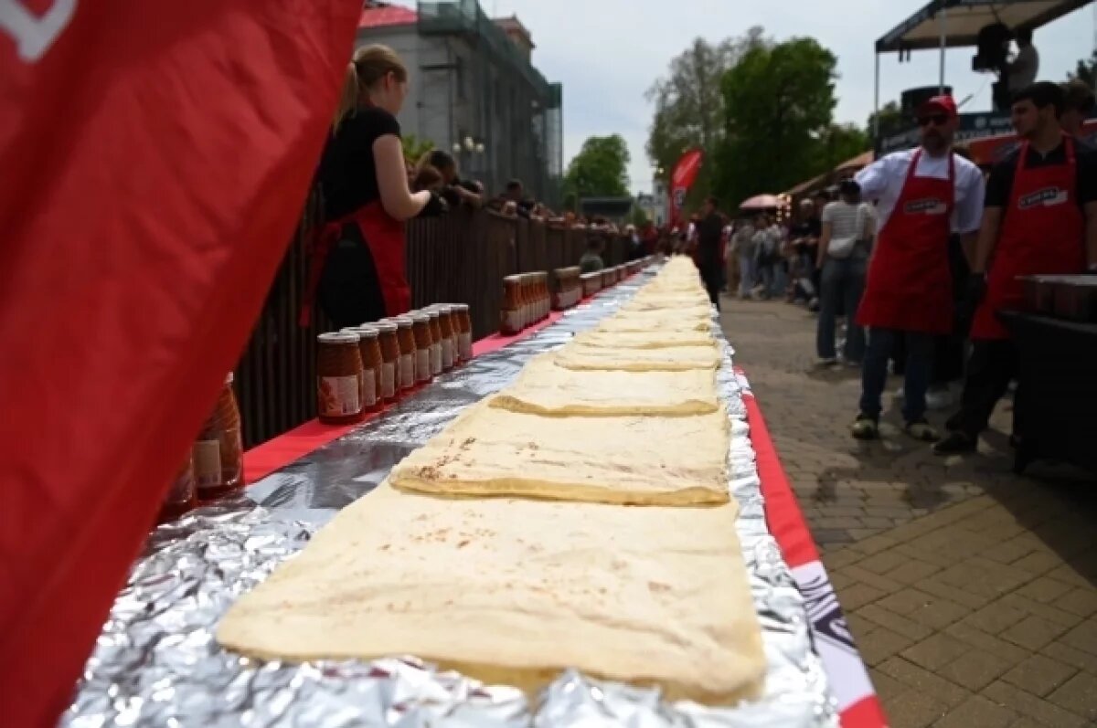    В Краснодаре 1 мая приготовили шаурму длиной в 21 метр