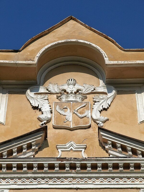 Герб Жеребцовых на южном фасаде главного дома усадьбы Алтуфьево. Источник