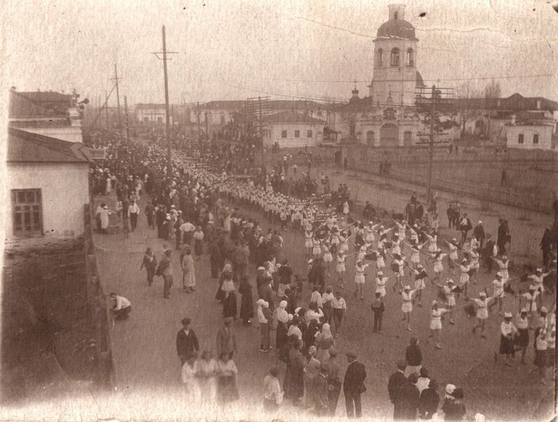    Вид сверху на ул. Куйбышева (Свободы) в г. Кургане во время проведения первомайской демонстрации. 1935 г. Автор неизвестен. kikonlineru