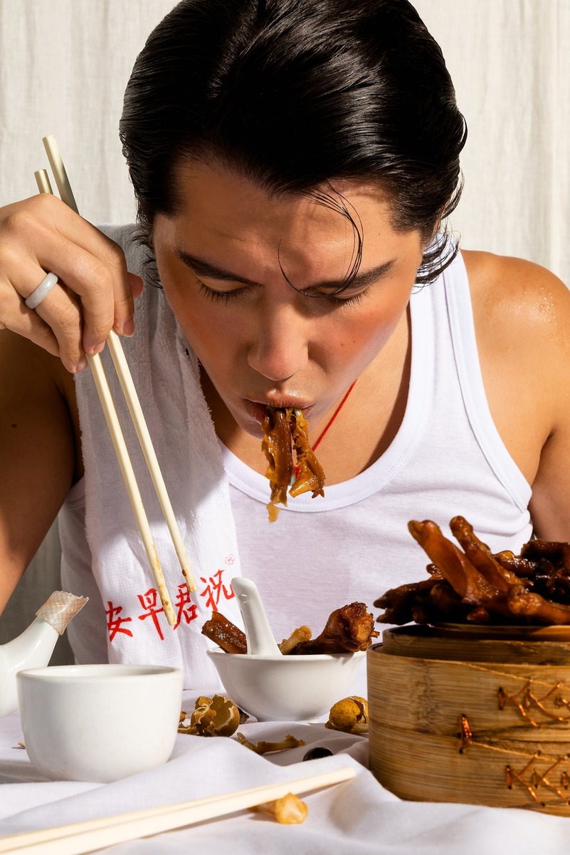 У людей с мисофонией повседневные звуки, такие как чавканье или жевание, могут вызывать реакцию «бей или беги». Ученые пытаются понять, почему так происходит.