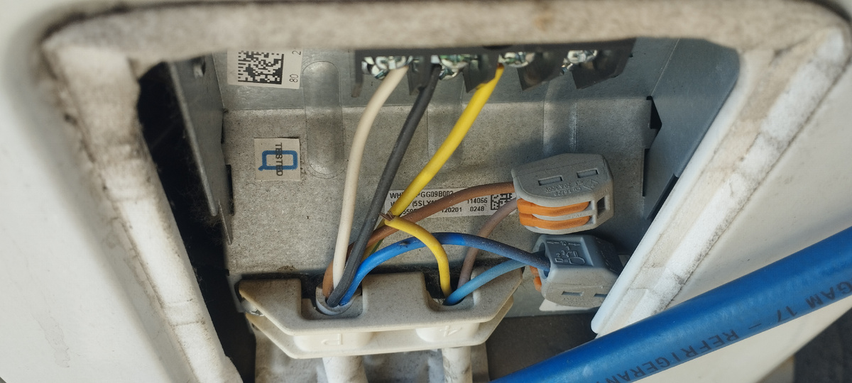 Традиционно отсутствует заземление.