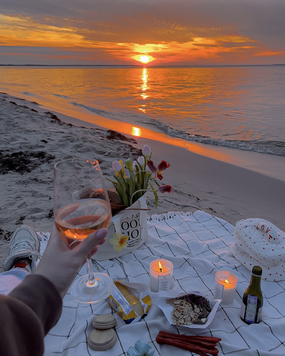 На пляже всё нестабильно, кроме моего аппетита (: