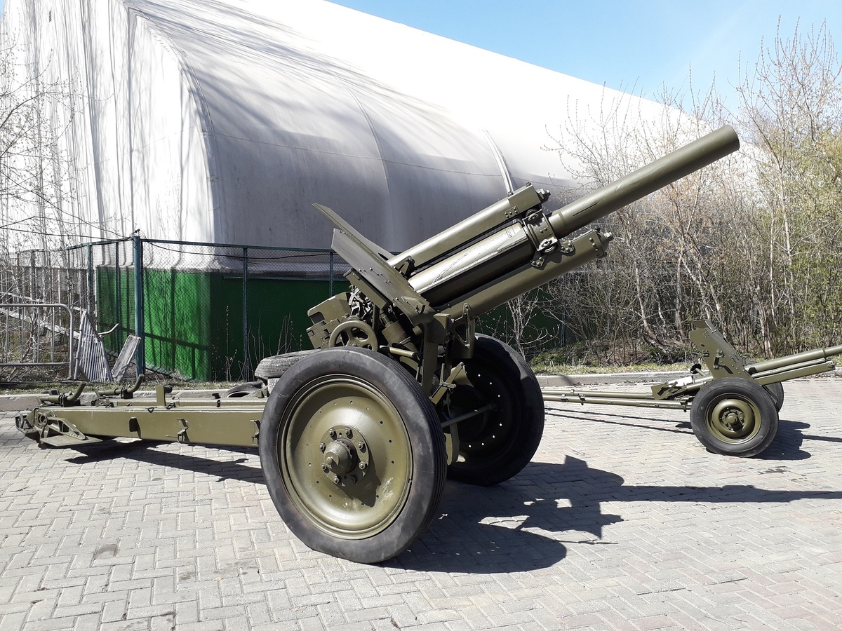 122-мм гаубица образца 1938 года (М-30). На заднем плане - 45-мм противотанковая пушка образца 1942 года (М-42)