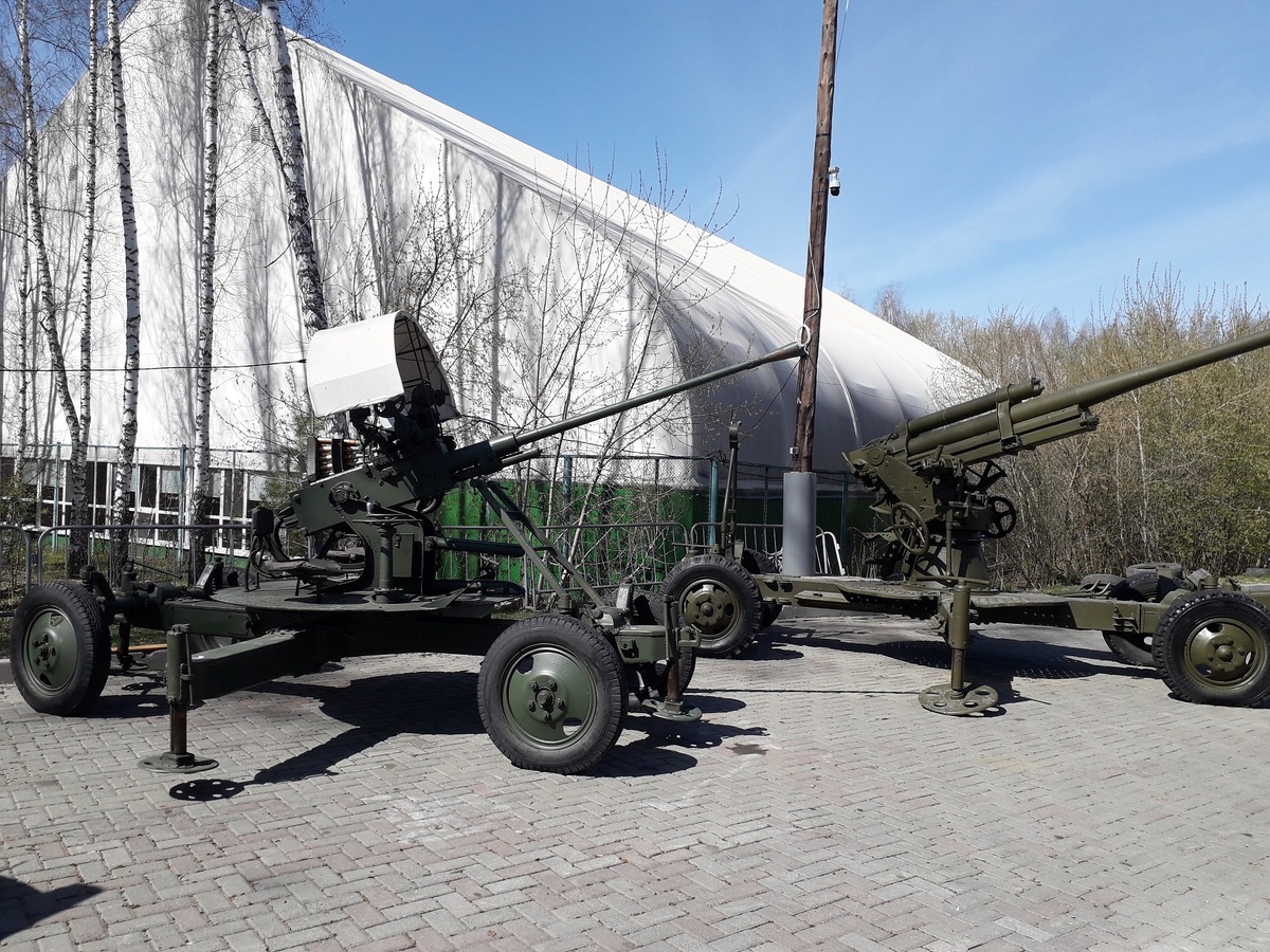 37-мм автоматическая зенитная пушка образца 1939 года (61-К). На заднем плане - 85-мм зенитная пушка образца 1939 года (52-К)