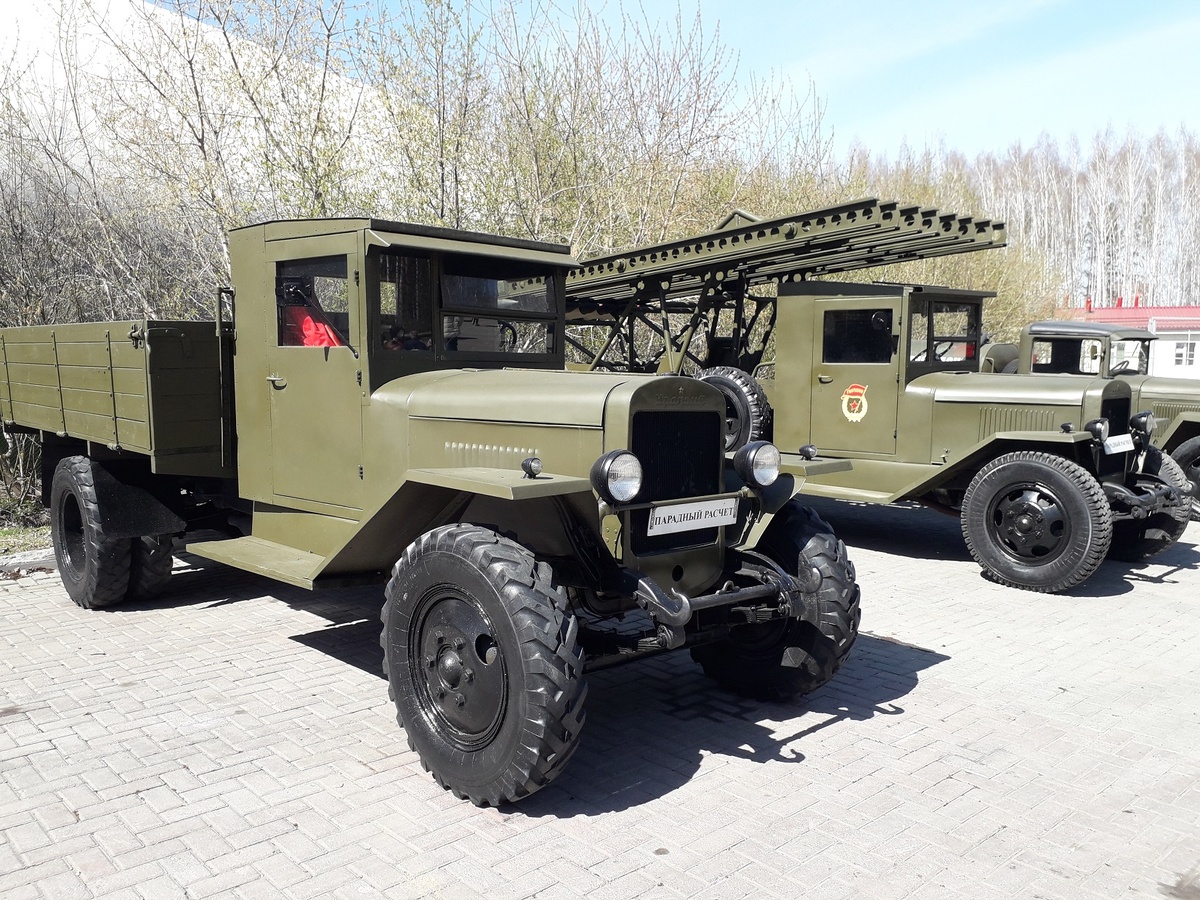 Грузовой автомобиль УралЗИС-5. На заднем плане - макет РСЗО БМ-13 на шасси грузового автомобиля УралЗИС-5