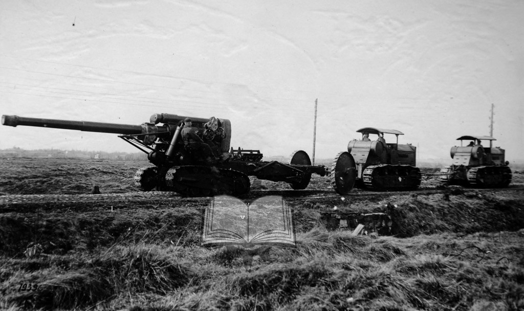 Таскание 152-мм пушки БР-2 двумя "Коммунарами", такая связка была весьма распространена.