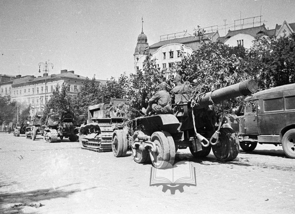 Раздельная возка тракторами Сталинец С-65 гаубицы большой мощности Б-4. Они везет лафет, второй ствольную повозку.