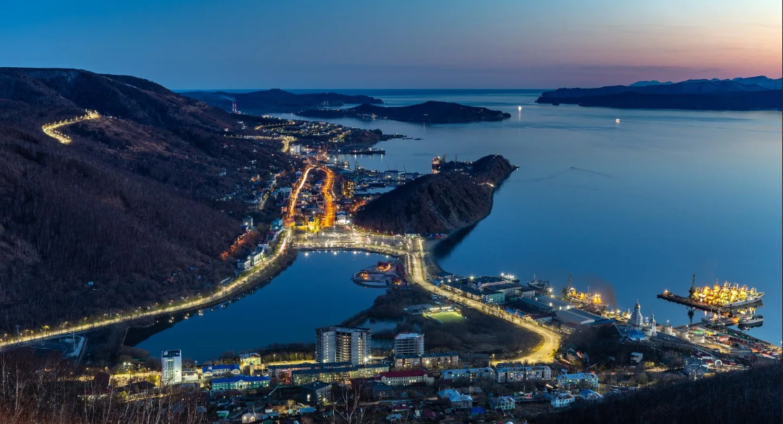 Петропавловск-Камчатский вечером.  Фото:  sizka.ru