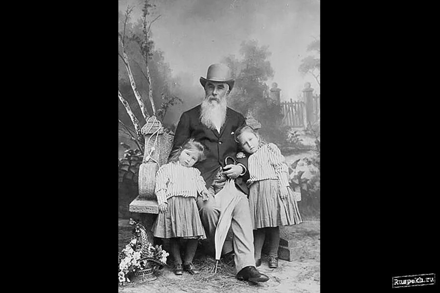 Абрикосов с внучками