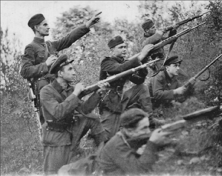 Типичные бойцы УПА в разномастной форме, Суражские леса, декабрь 1943 года