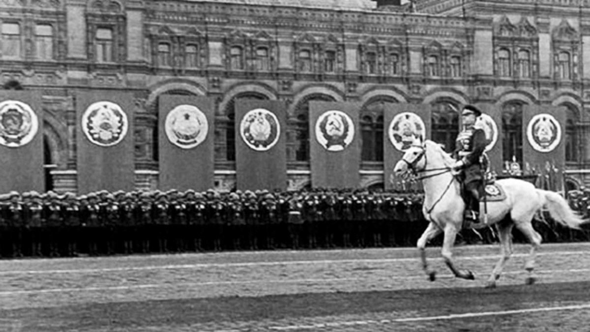 24 июня 1945 год, Красная площадь, Москва. Маршал Советского Союза, четырежды Герой Советского Союза, кавалер двух орденов «Победа». Георгий Жуков верхом на коне принимает Парад Победы