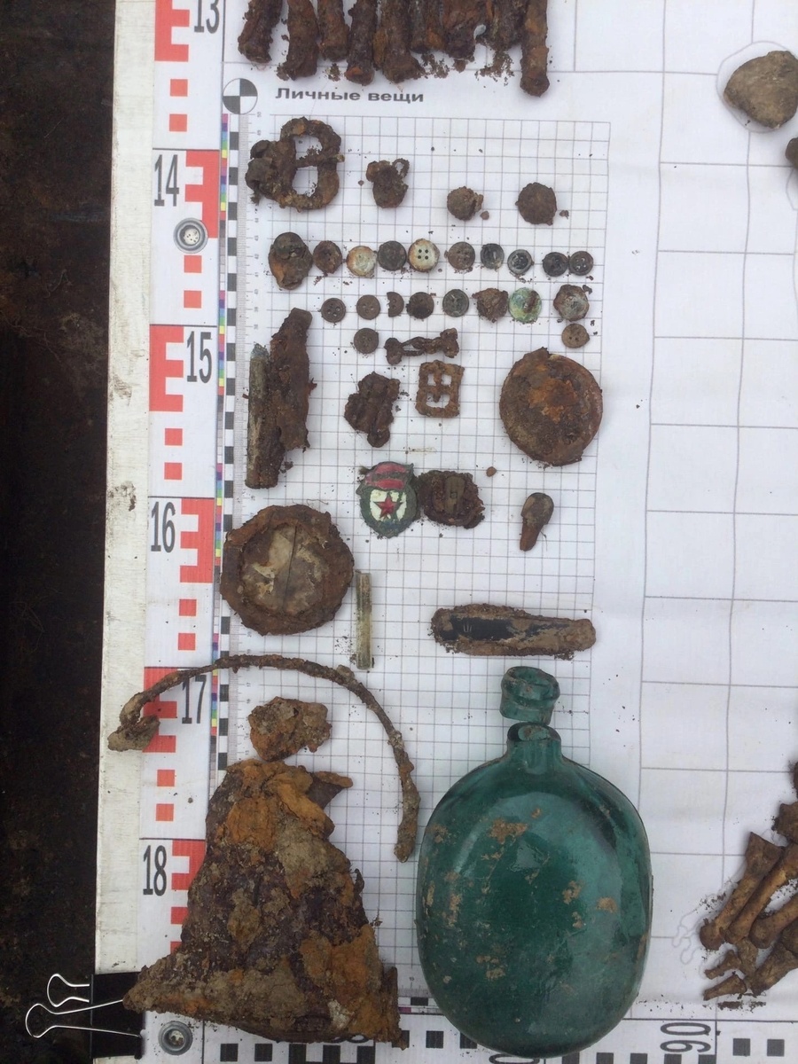 Личные вещи, среди которых, знак "Гвардия"