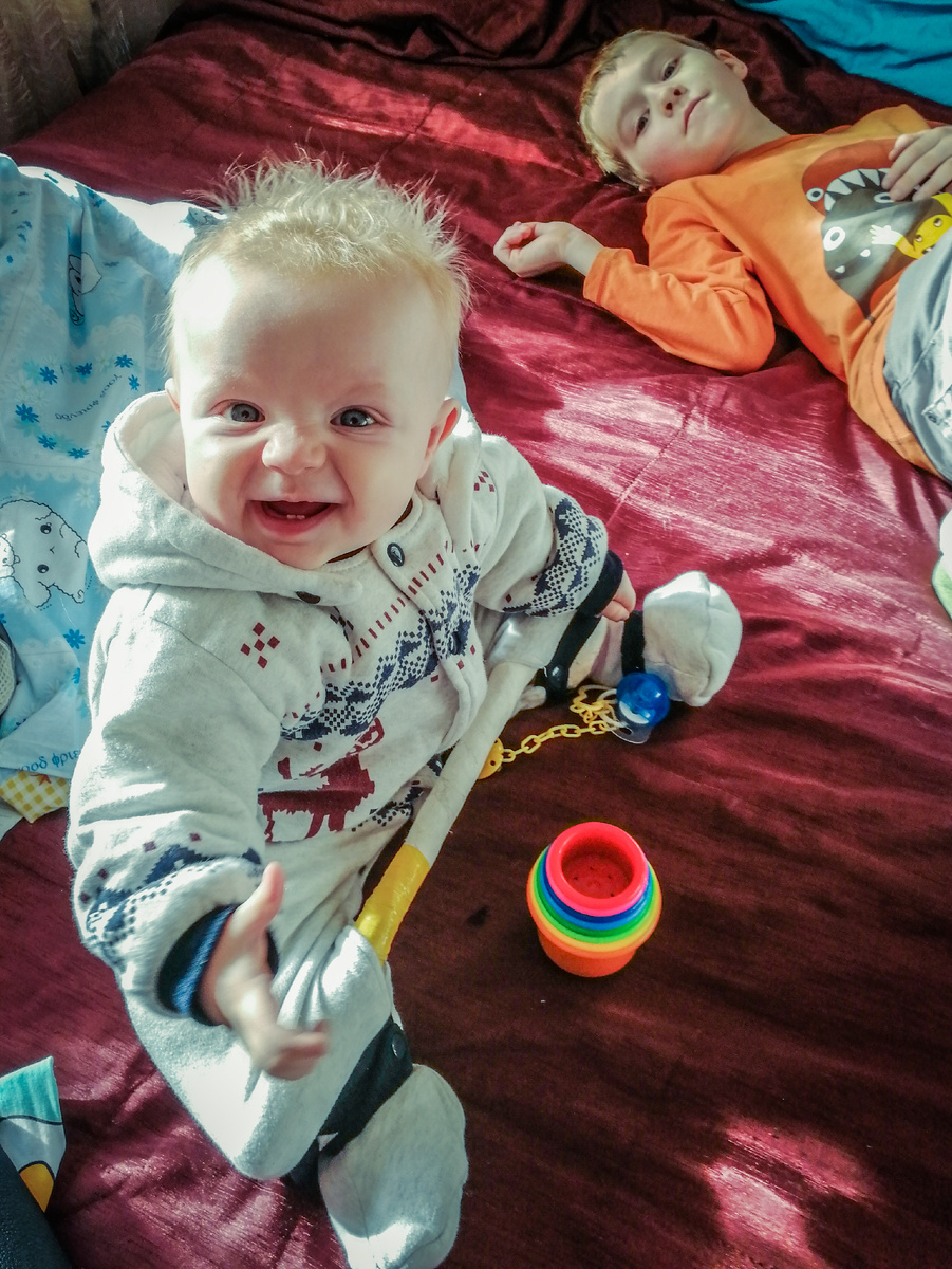 23 апреля 2019 года. Замотали палку желтой изолентой. Ох, ну и хитрющий взгляд у Василисы))