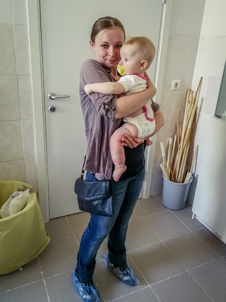 25 апреля 2019 года. Только сняли гипс. У меня было несколько минут подержать мою малышку без гипса - какая же она легонькая кажется.