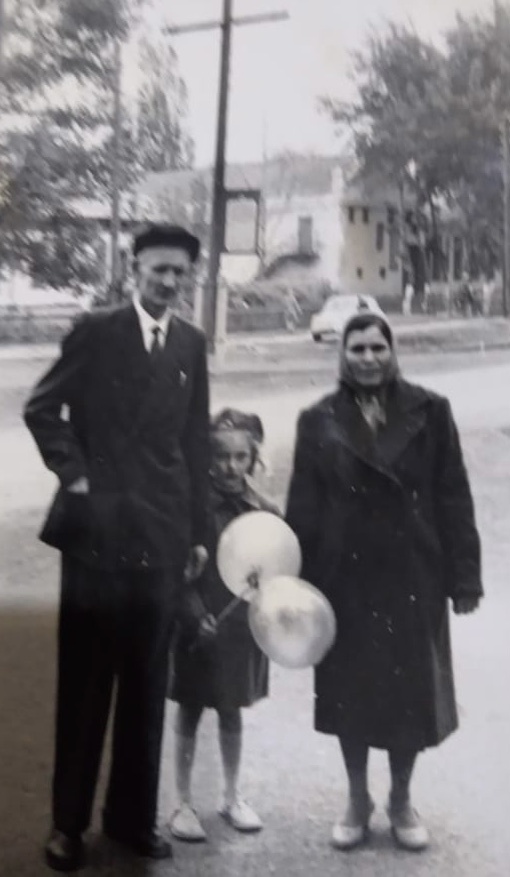 Это моя мама в детстве со своими родителями