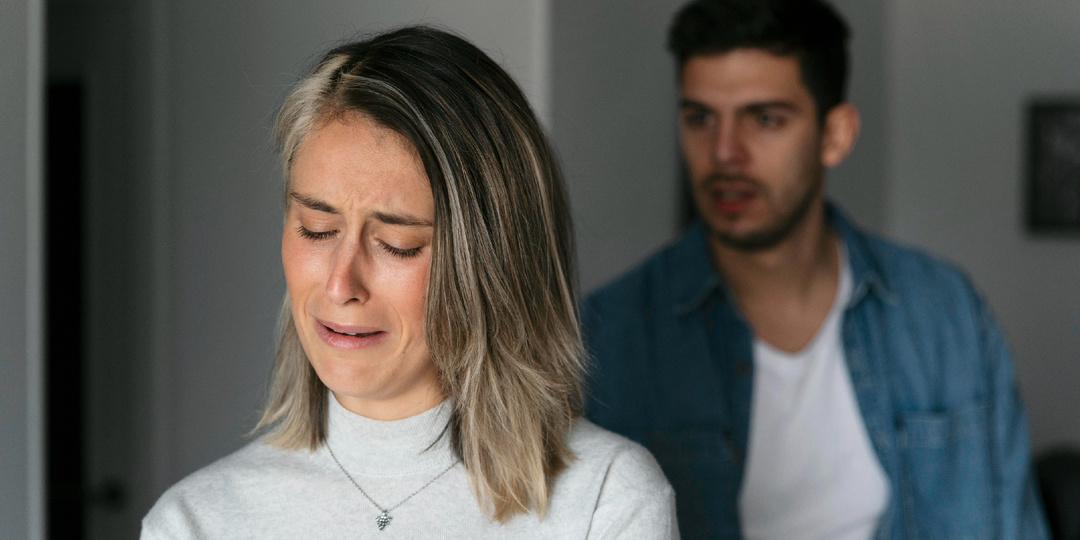 Почему неуверенные мужчины часто обижают женщин? Даже в семейной жизни