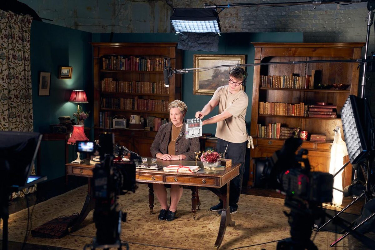 Вивьен Кин на съемках курса писательского мастерства Агаты Кристи. Фото: BBC Maestro