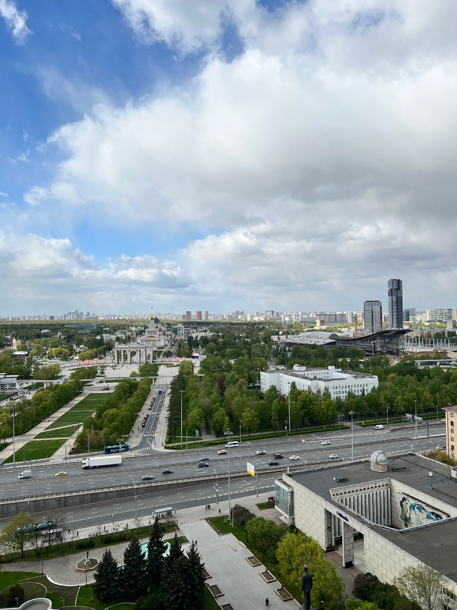 Дневной вид с окна гостиницы "Космос"