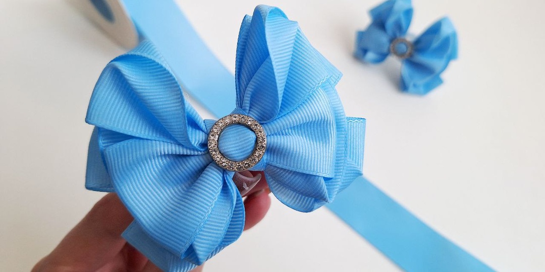 Оригинальные бантики всего из одной ленты. Мастер-класс по фото
