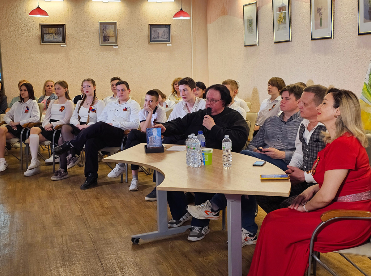 Алексей Акиндинов принял уастие в телемосте «Есенинские встречи». 23 апреля 2025-го года в Центральной детской библиотеке города Рязани состоялось мероприятие, посвященое 130-летию со дня рождения Сергея Есенина. Трансляция объединила 11 городов России, Таджикистана, Казахстана и Кыргызской Республики: Рязань, Ермишь, Ульяновск, Ишимбай, Ростов-на-Дону, Череповец, Альметьевск, Душанбе, Турсунзаде, Бишкек, Шемонаиха. #Акиндинов #орнаментализм #АлексейАкиндинов #Есенин #ЦДБРязань #СергейЕсенин #есенинскиевстречи #книги