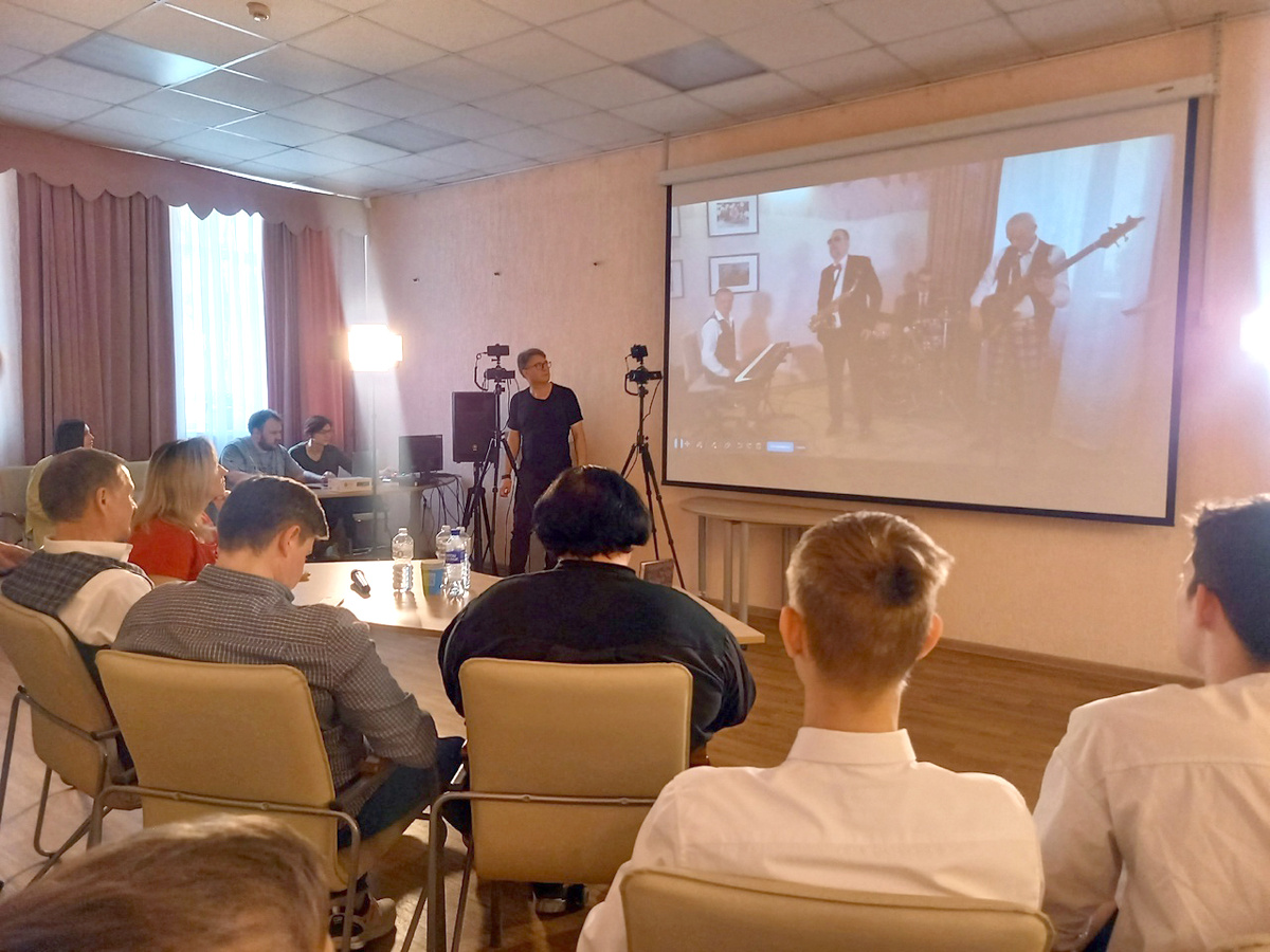 Алексей Акиндинов принял уастие в телемосте «Есенинские встречи». 23 апреля 2025-го года в Центральной детской библиотеке города Рязани состоялось мероприятие, посвященое 130-летию со дня рождения Сергея Есенина. Трансляция объединила 11 городов России, Таджикистана, Казахстана и Кыргызской Республики: Рязань, Ермишь, Ульяновск, Ишимбай, Ростов-на-Дону, Череповец, Альметьевск, Душанбе, Турсунзаде, Бишкек, Шемонаиха. #Акиндинов #орнаментализм #АлексейАкиндинов #Есенин #ЦДБРязань #СергейЕсенин #есенинскиевстречи #книги
