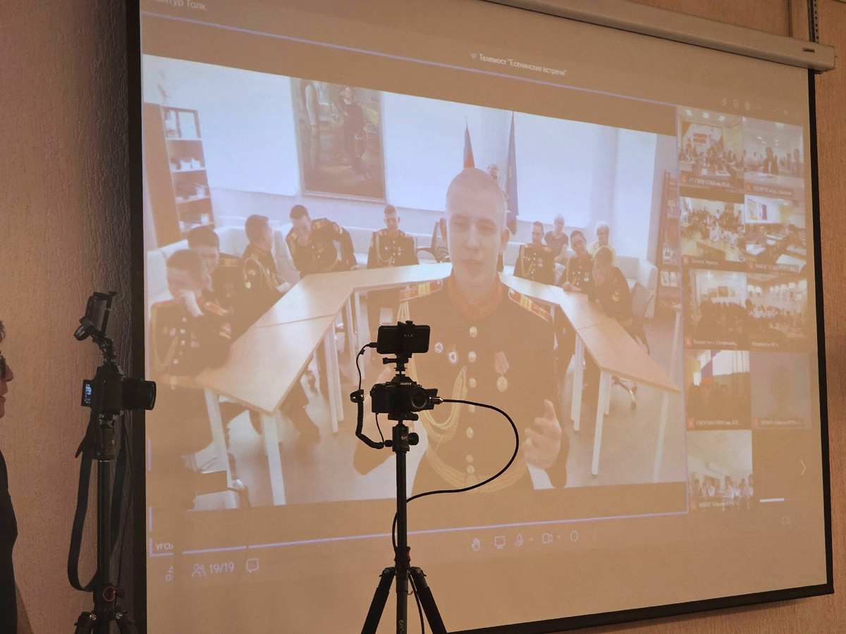 Телемост «Есенинские встречи». 23 апреля 2025-го года в Центральной детской библиотеке города Рязани. Мероприятие было посвящено 130-летию со дня рождения Сергея Есенина. Трансляция объединила 11 городов России, Таджикистана, Казахстана и Кыргызской Республики: Рязань, Ермишь, Ульяновск, Ишимбай, Ростов-на-Дону, Череповец, Альметьевск, Душанбе, Турсунзаде, Бишкек, Шемонаиха. #Акиндинов #орнаментализм #АлексейАкиндинов #Есенин #ЦДБРязань #СергейЕсенин #есенинскиевстречи #книги