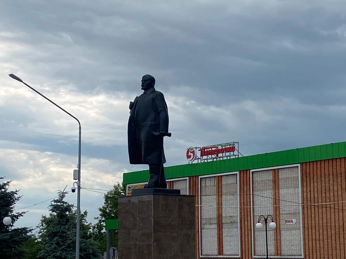 Один из отцов коммунизман а фоне Пятерочки