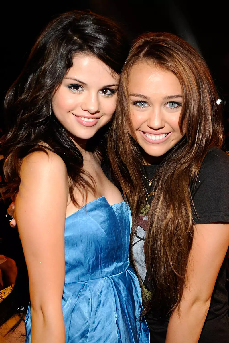 Селена Гомес и Майли Сайрус