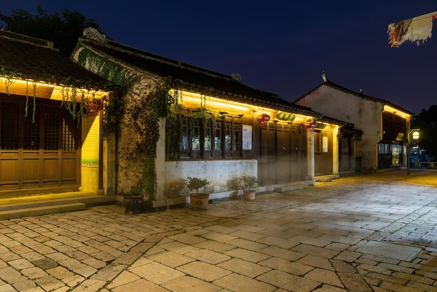 В мире, полном загадок и тайн, исчезнувшие города древних цивилизаций занимают особое место. Эти места, когда-то полные жизни и культуры, сегодня скрыты под слоями земли, растительности или воды. Что же произошло с этими городами? Почему они были забыты? Давайте вместе отправимся в увлекательное путешествие по следам исчезнувших цивилизаций!
