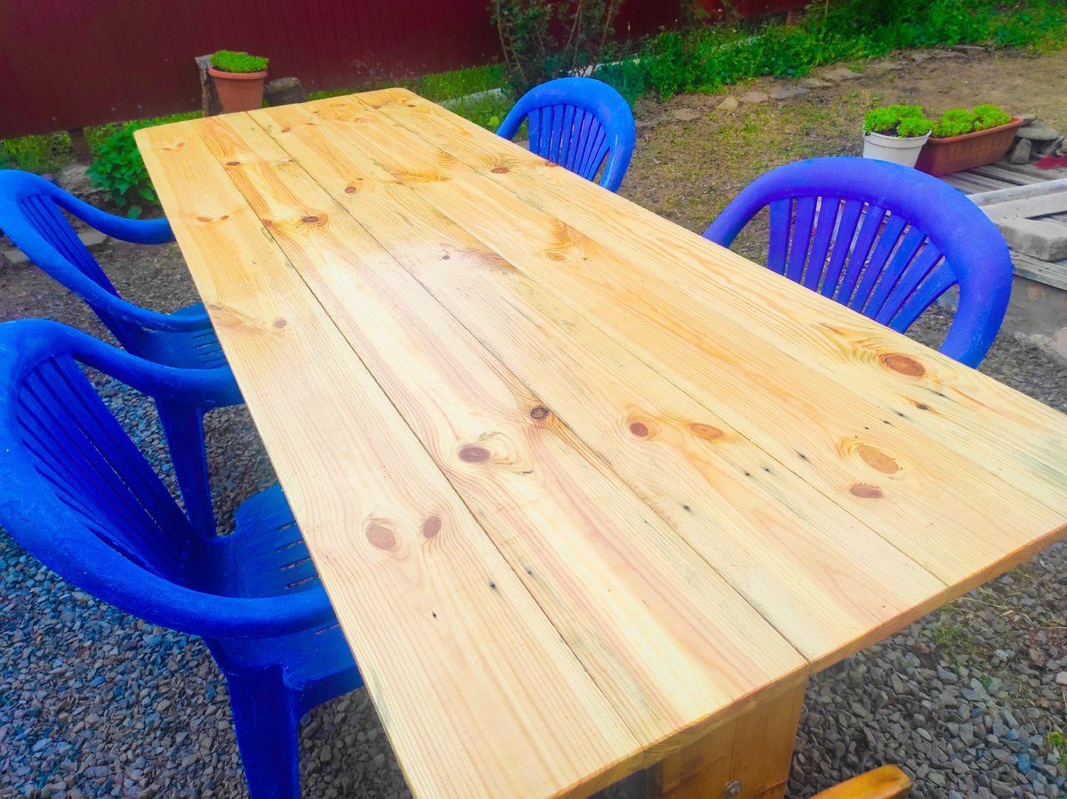 стол стоит красивый, а розочка сломана