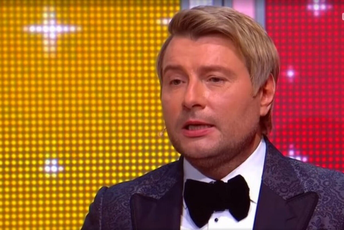 Николай Викторович Басков — российский эстрадный и оперный певец, композитор, телеведущий, киноактёр, педагог и общественный деятель. Ведущий Ну-ка, все вместе! Хором! Фото доступное в сервисах интернета.

Некоторые достижения:

Народный артист Чеченской Республики (2005).

Народный артист Республики Башкортостан (2022).

Народный артист Российской Федерации (2009).

Солист Большого театра (1999–2004).  