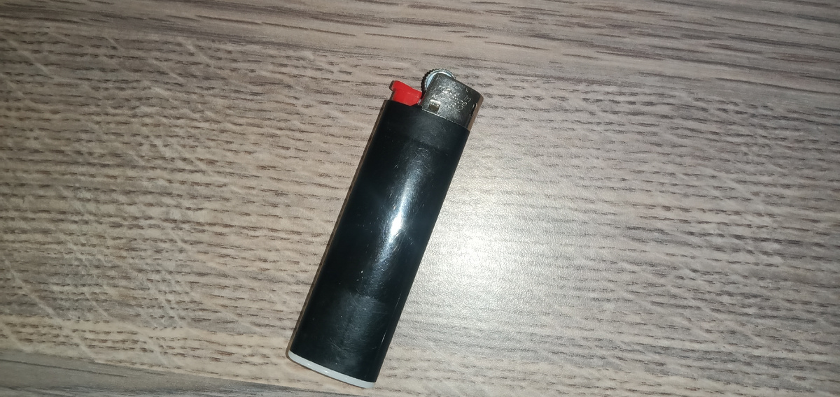 Зажигалка.