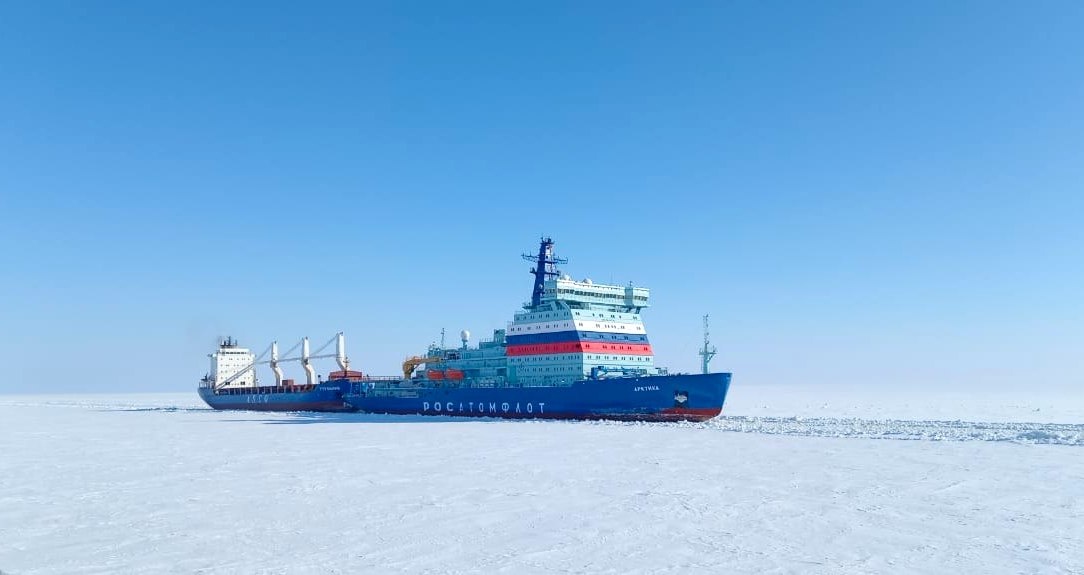Один из ледоколов, на котором будет проходить экспедиция – «Арктика». Автор фото: начальник экспедиции Сергей Сероветников, ААНИИ. Источник: aari.ru