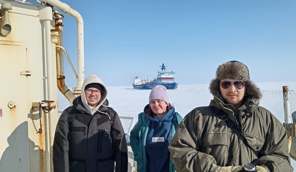 Специалист и стажёры. Автор фото: начальник экспедиции Сергей Сероветников, ААНИИ. Источник: aari.ru