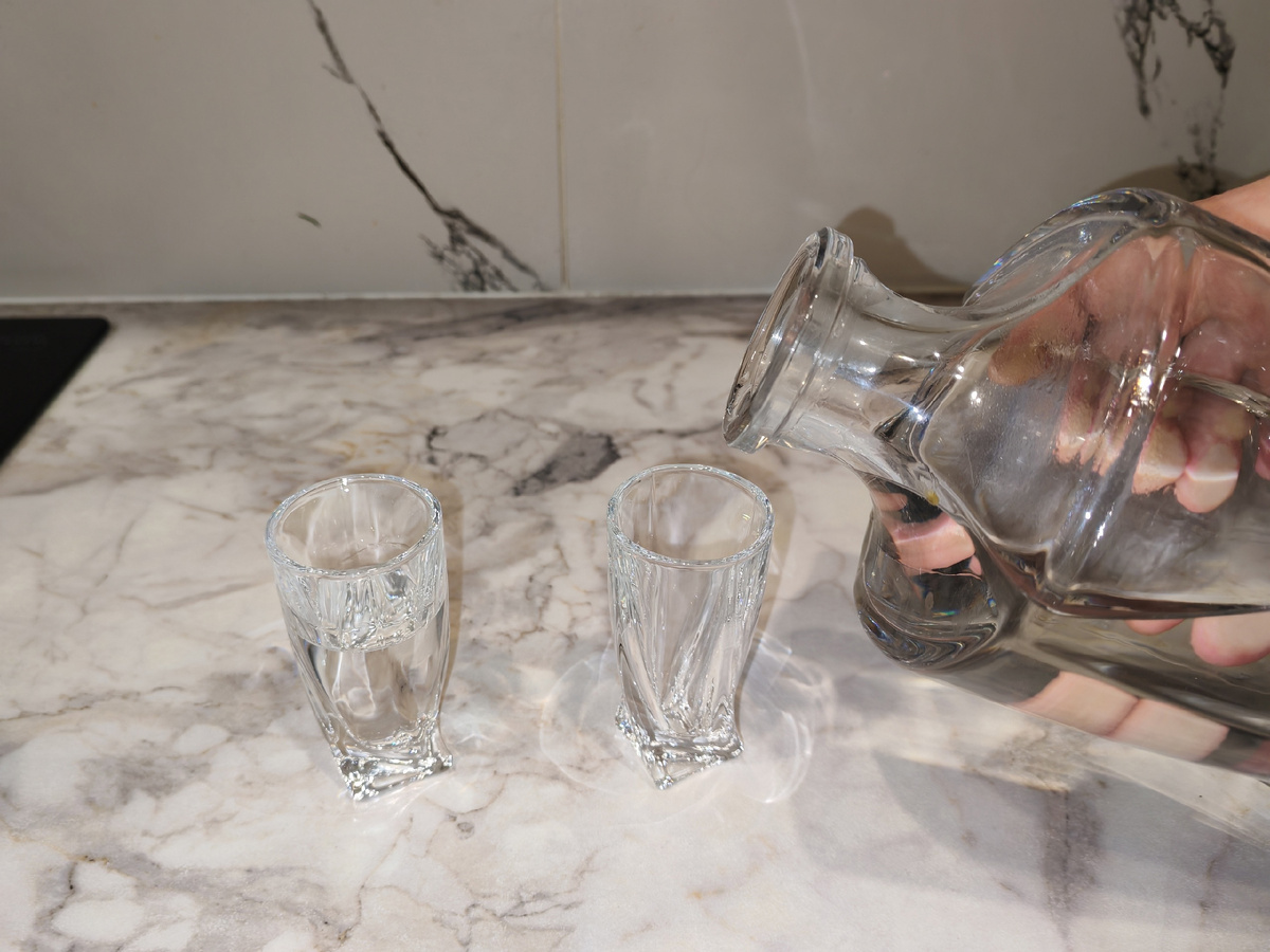 Выпивая с товарищем из одной бутылки, можно пить разное (утрированно).