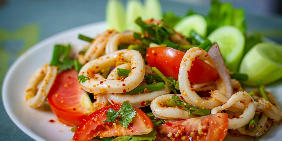 Салат с кальмарами и свежими овощами