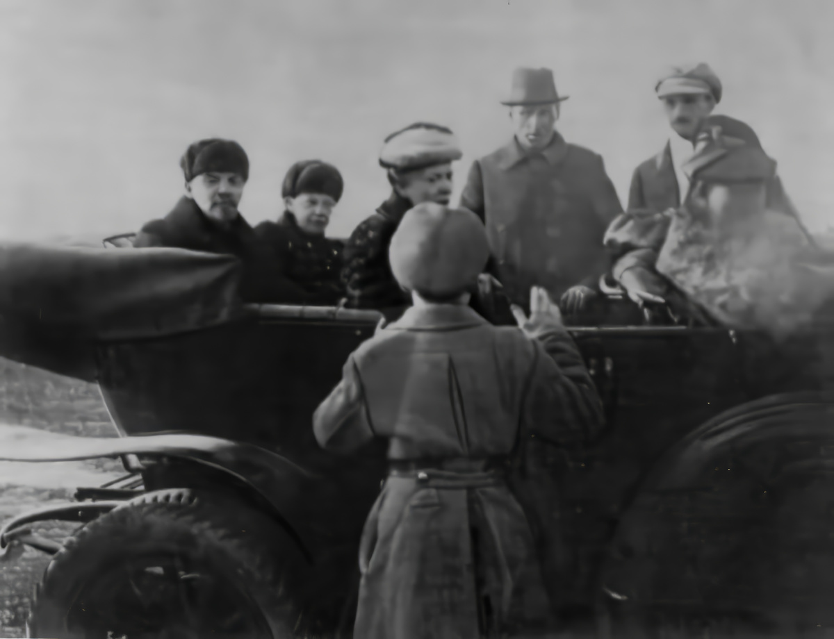 Владимир Ильич и Мария Ильинична. Ходынское поле. 1 мая 1918 г.