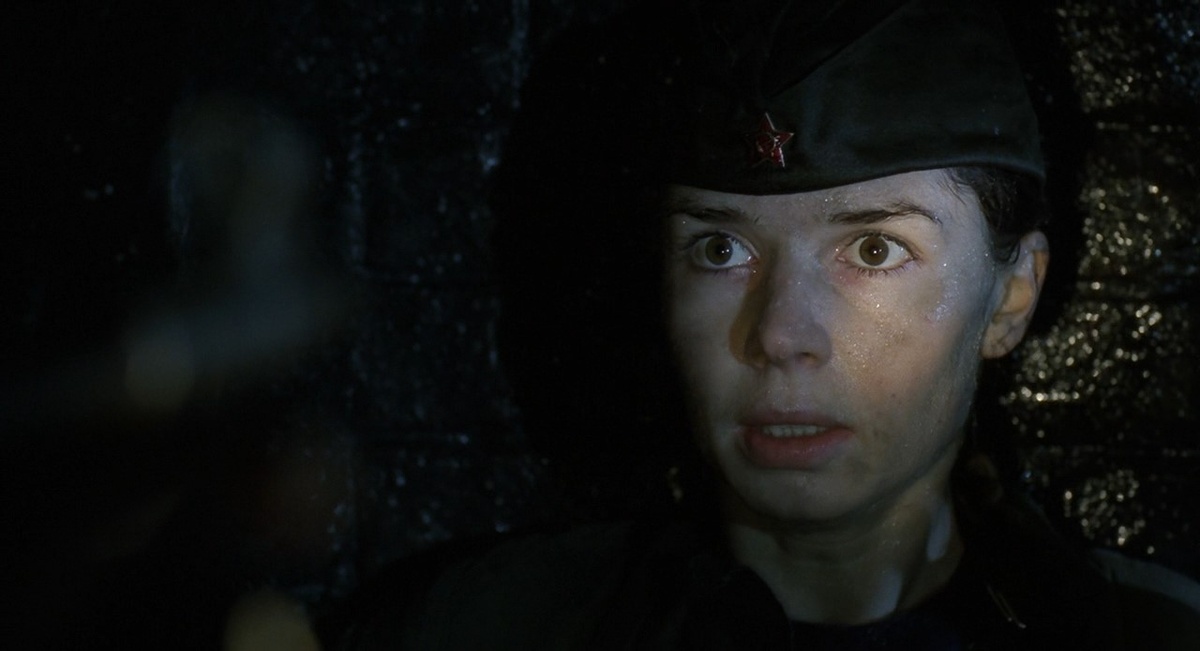 По губам заметно, что всех русских в фильме перозвучили. И что забавно - эпизодические персонажи и массовка говорят на чистом русском, а вот Коля и Ирина - с дичайшим акцентом. 