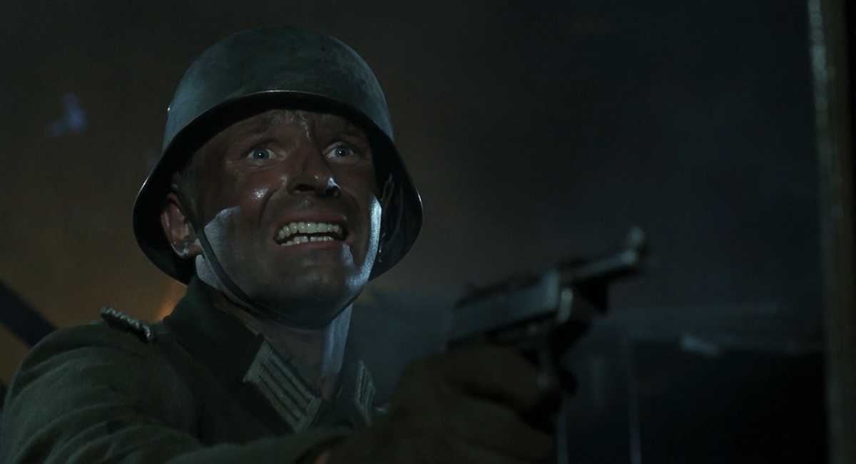 Томас Кречман впервые играет высокоморального эсэсовца, и это довольно разочаровывающий дебют. В фильме вообще хватает моментов, отдающих постановочностью - некоторые сцены смертей совершенно театральны по манере исполнения. 