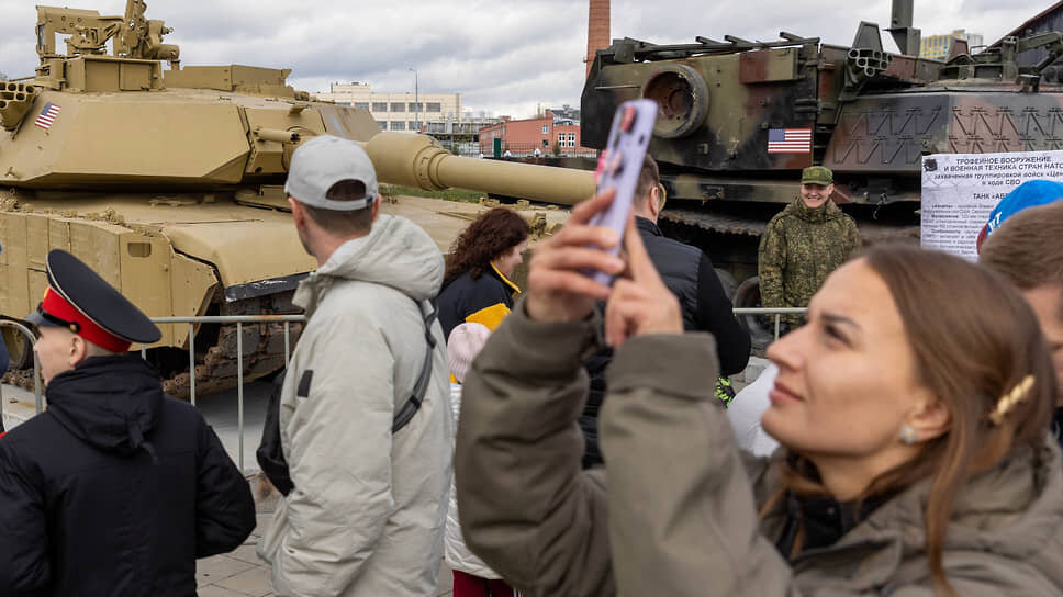 Посетители на выставке трофейной техники стран НАТО "Сила в правде - гордость и Победа" .📷Фото: Марина Молдавская / Коммерсантъ