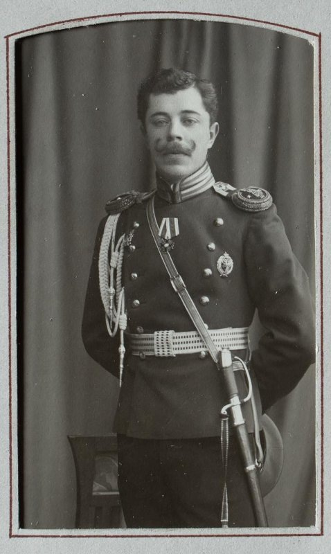 Поручик 12-го гренадерского Астраханского Императора Александра III полка Ястребцов (Ястребцев) Александр Владимирович (02.03.1885 - 02.05.1935). Из альбома «Альбом 12-го гренадерского Астраханского Его Величества полка. Том II». Трунов Г.В., фотограф, владелец ателье. https://catalog.shm.ru/entity/OBJECT/5773969?page=13&query=12-й%20гренадерский%20Астраханский%20полк&index=631 и https://www.ria1914.info/index.php/Ястребцев_Александр_Владимирович Другой источник: Ястребцов Александр Владимирович, р. 1884. АВУ 1905. Офицер 12-го гренадерского полка. Полковник. В Добровольческой армии и ВСЮР в штабе Астраханского корпуса, с 13 марта 1919 в прикомандировании к штабу 1-го армейского корпуса. Эвакуирован на о. Проти. 6 июля 1920 возвратился в Русскую Армию в Крым (Севастополь) на корабле «Румянцев». Эвакуирован до авг. 1920 из Севастополя на корабле «Константин». В эмиграции в Югославии. Ум. 2 мая 1935 в Панчево (Югославия). Жена Надежда Филимоновна (1895 – до 1935). https://iknigi.net/avtor-sergey-volkov/180859-shtab-oficery-i-generaly-belyh-armiy-enciklopedicheskiy-slovar-uchastnikov-grazhdanskoy-voyny-sergey-volkov/read/page-157.html