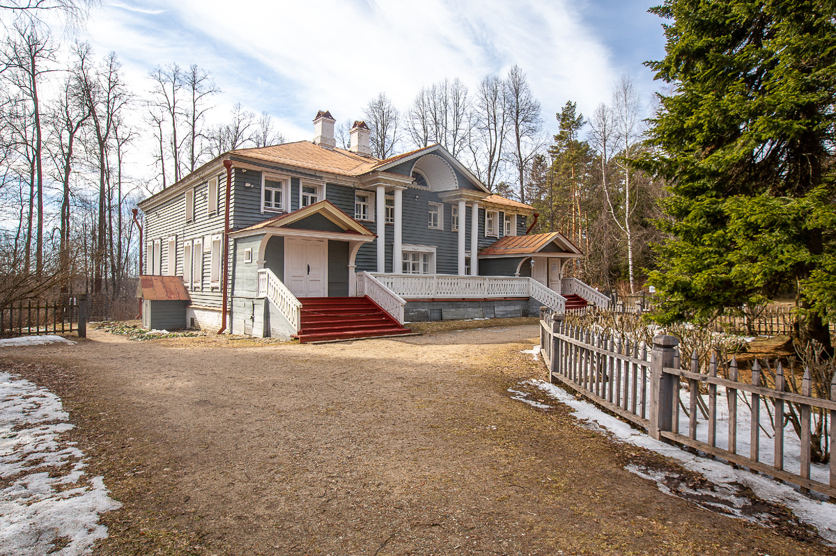 Главный дом усадьбы Щелыково. Государственный мемориальный и природный музей-заповедник драматурга А.Н. Островского. Щелыково, Островский муниципальный округ, Костромская область. Фото автора статьи