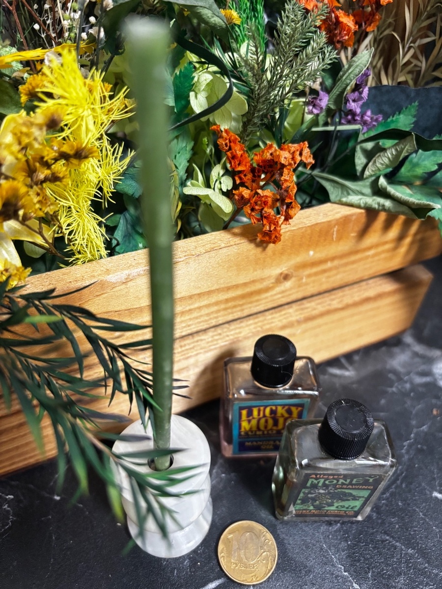 я беру для ритуала профессиональные програмные  денежные масла, это необязательно, пользуйтесь теми, которые я описала, их найти гораздо проще, у многих они есть дома, купить их можно в аптеках или в магазинах  товаров для бани