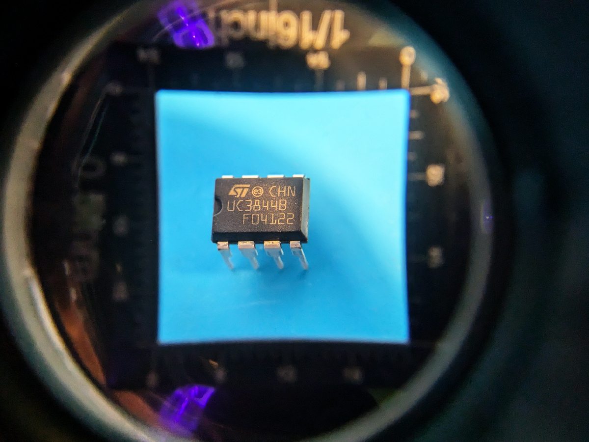 Фото ШИМ контроллера UC3844B