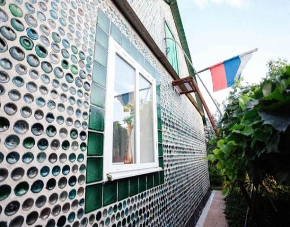 Дом из бутылок